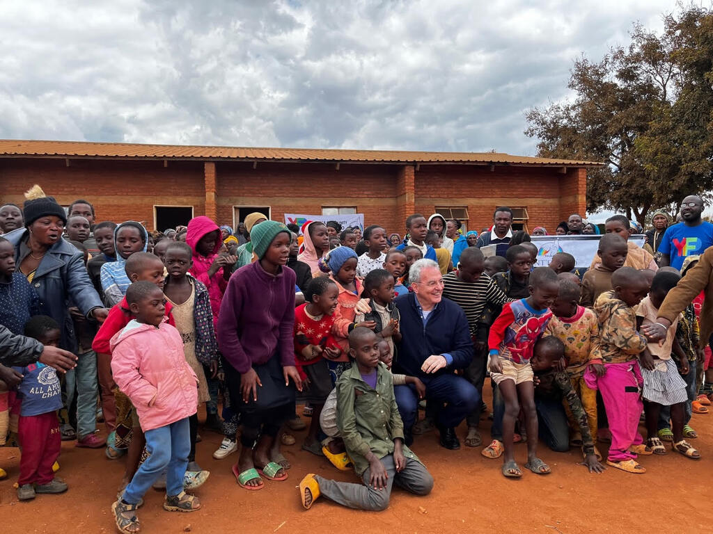 在马拉维的独立日，马可-因帕利亚佐访问了利隆圭团体和恩扎莱卡难民营